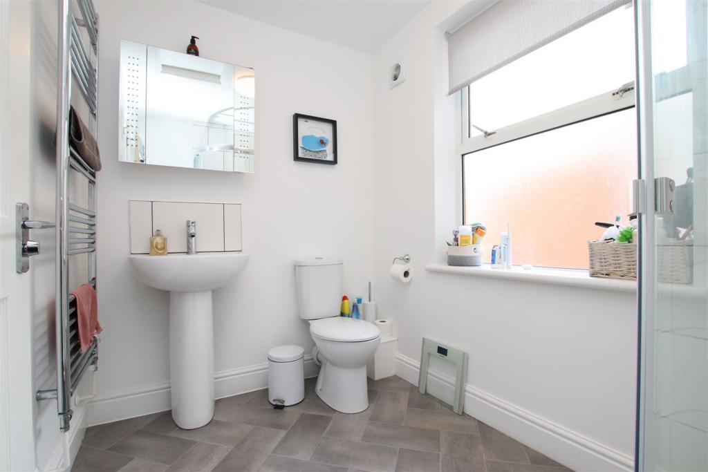 20 South Lawn Terrace Bathroom