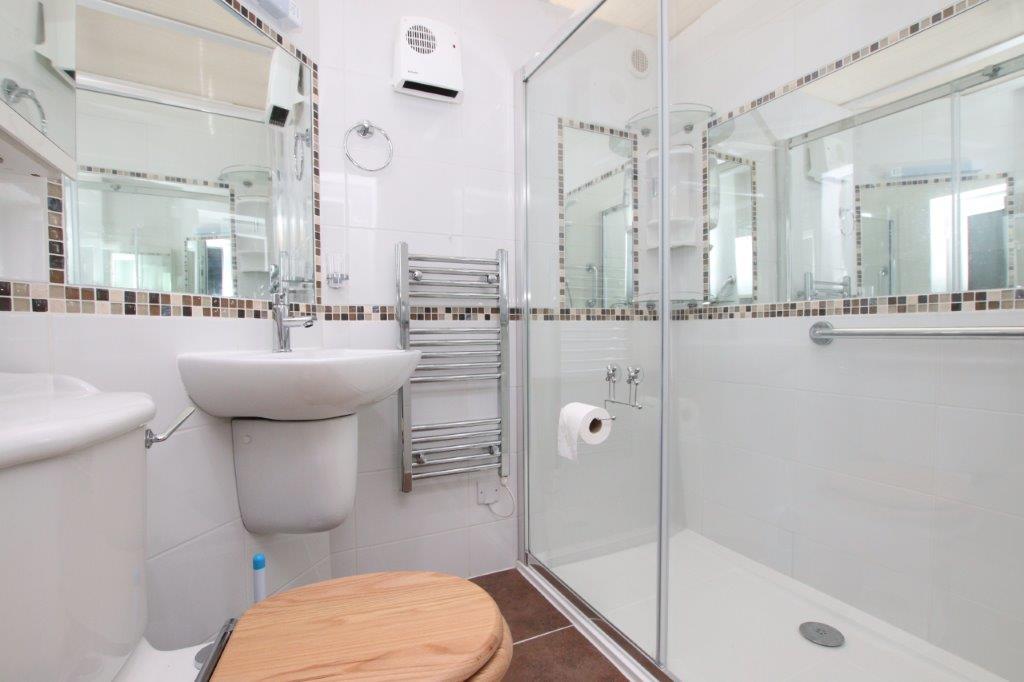 19 South Lawn Terrace Bathroom